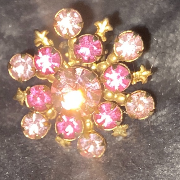 Vintage pink rhinestone and gold toned flower 🌸 clip on earrings - Picture 10 of 11